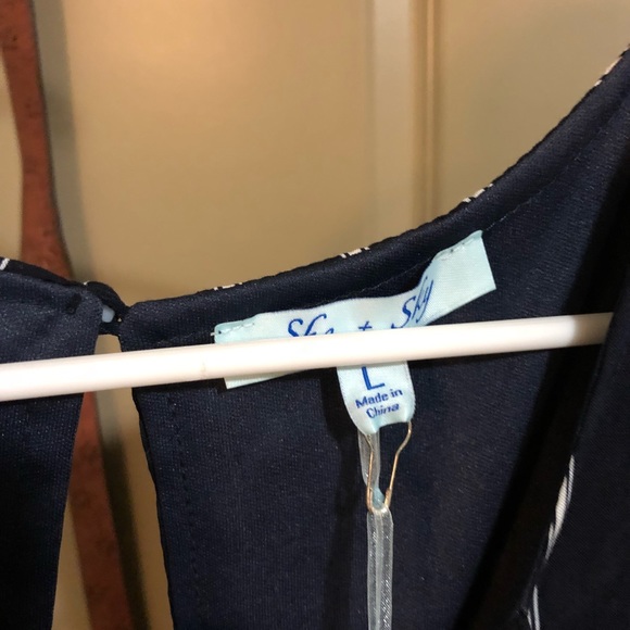 Super cute romper great for summer time. - Picture 4 of 4